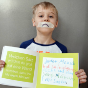 Kind mit zugeklebtem Mund und einem Buch