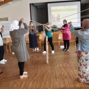 Gruppe von Frauen bei einem Teambuilding-Workshop