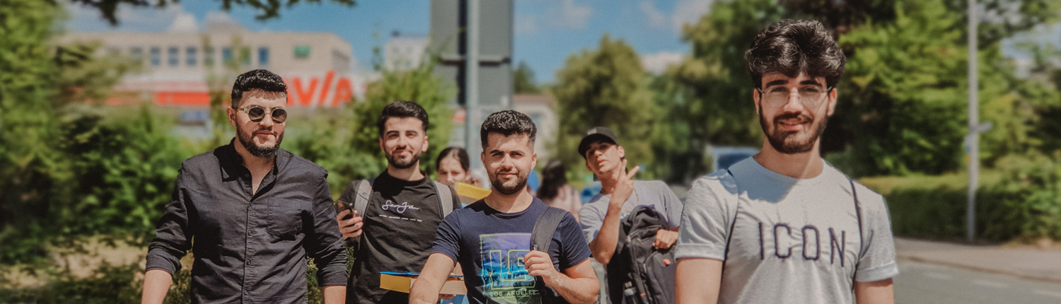 ChancenGleich Junge arabische Männer laufen auf der Straße im Sommer.
