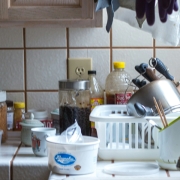 Eine unaufgeräumte Küche.