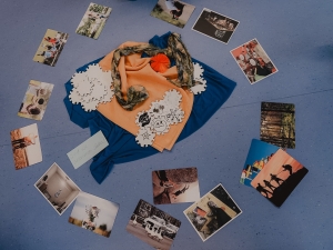 Bildkarten in einem Kreis auf dem Boden ausgelegt