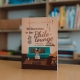 Das Buch "Willkommen in der Philolounge" steht auf einem Tisch.