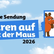 blauer Hintergrund, die Maus von der Sendung mit der Maus steht in einer Tür und schaut, das Bild beinhaltet den Titel "Deine Sendung Türen auf mit der Maus 2026"