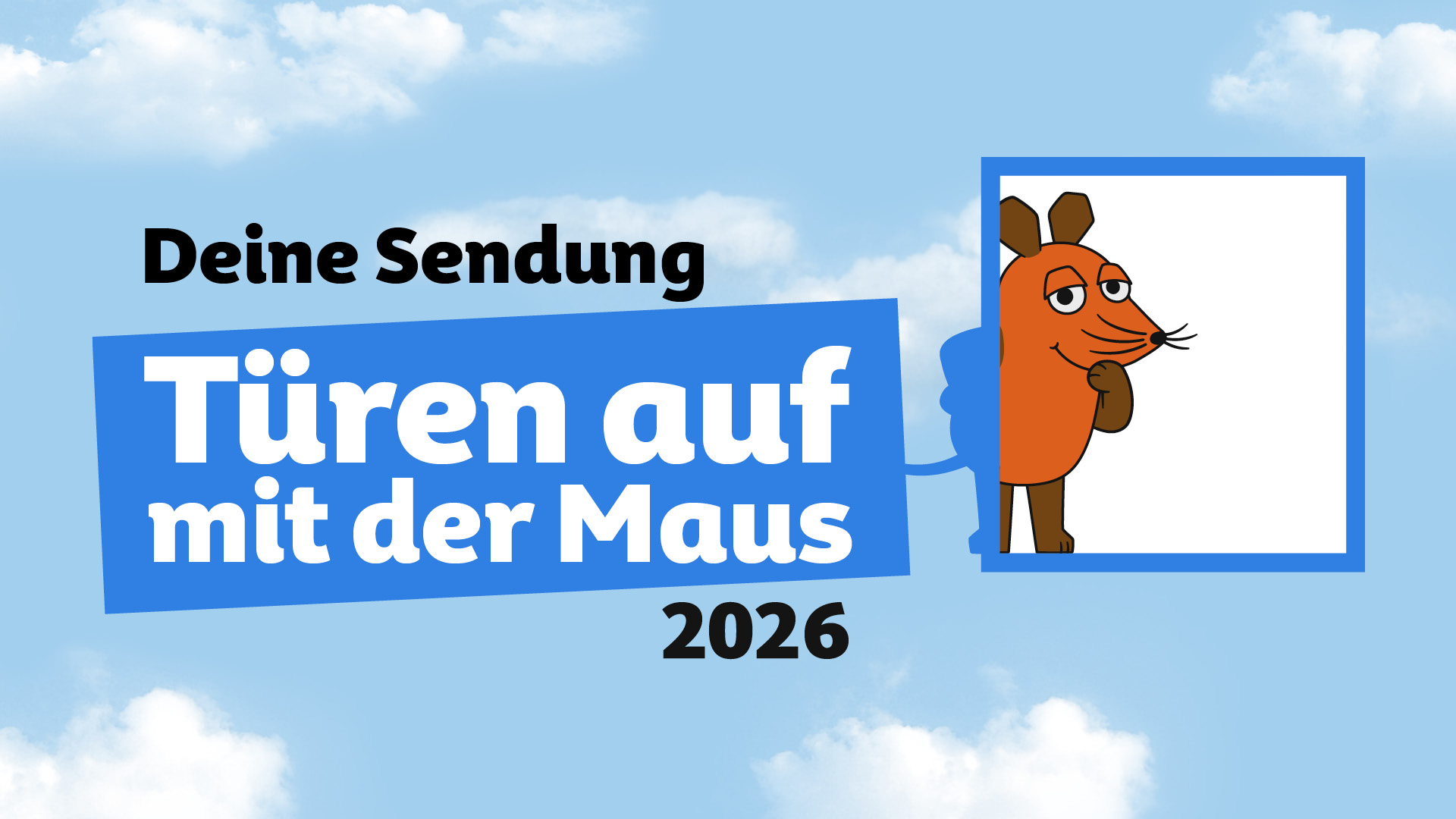 blauer Hintergrund, die Maus von der Sendung mit der Maus steht in einer Tür und schaut, das Bild beinhaltet den Titel "Deine Sendung Türen auf mit der Maus 2026"