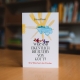 Das Buch "Wer sind eigentlich die Eltern von Gott?" steht vor einem Bücherregal.