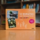 Das Bildkarten-Set "52 Bildkarten zum Philosophieren mit Kindern" steht vor einem Bücherregal.