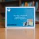 Das Bildkarten-Set "Was wäre, wenn wir gemeinsam ins Gespräch kämen?" steht vor einem Bücherregal.